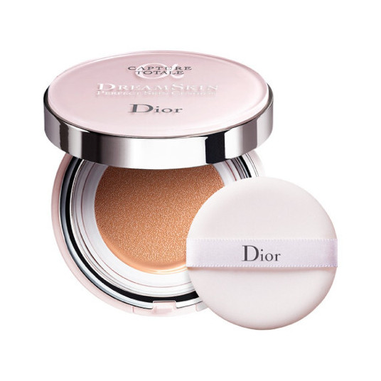 Dior - Moisturizing makeup in a sponge SPF 50 Capture Dreamskin Moist & Perfect Cushion Foundation 2 x 15 g - 030 Medium Beige