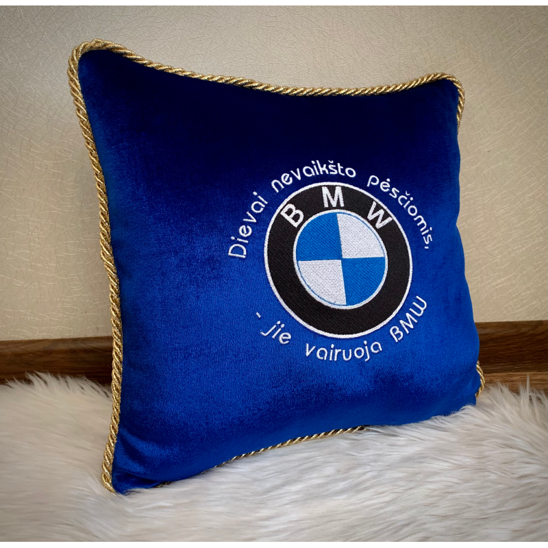 Pagalvė: Dievai nevaikšto pėsčiomis, jie vairuoja BMW