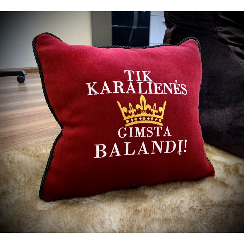 Pagalvė „Tik karalienės gimsta balandį!"