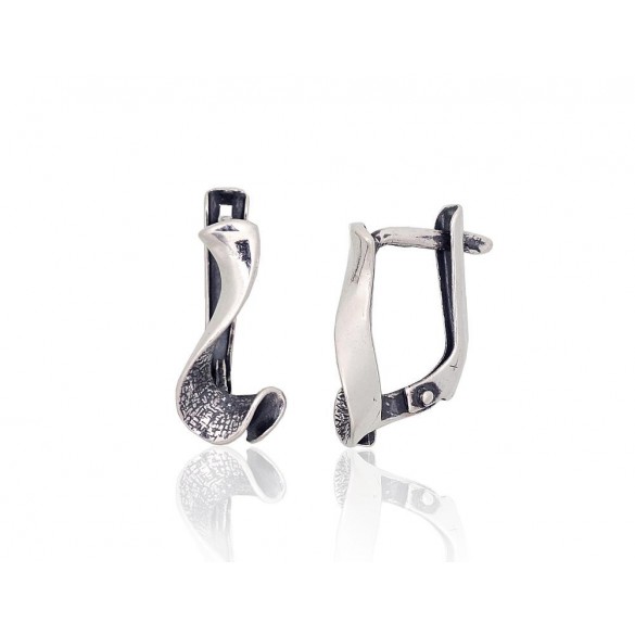 Sidabriniai auskarai ant cilindrinės spynos