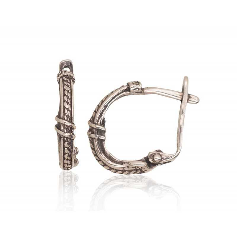 Sidabriniai auskarai ant cilindrinės spynos